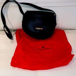 Sac à main à bandoulière noir, marque Charles Jourdan-Paris